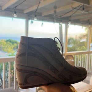 Polynesian designed Toms Wedges Size 6